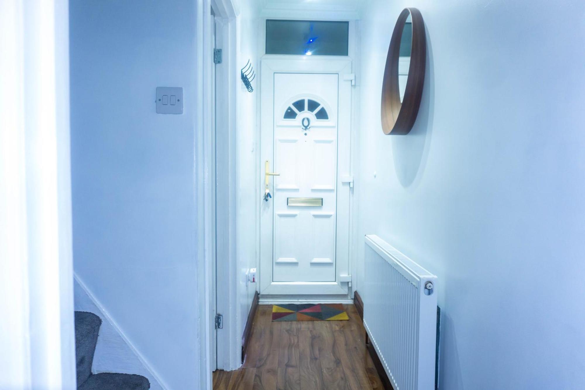 Apartamento Modern, Cozy 3-bed House In Perfect For Families, Contractors And Groups! Londres