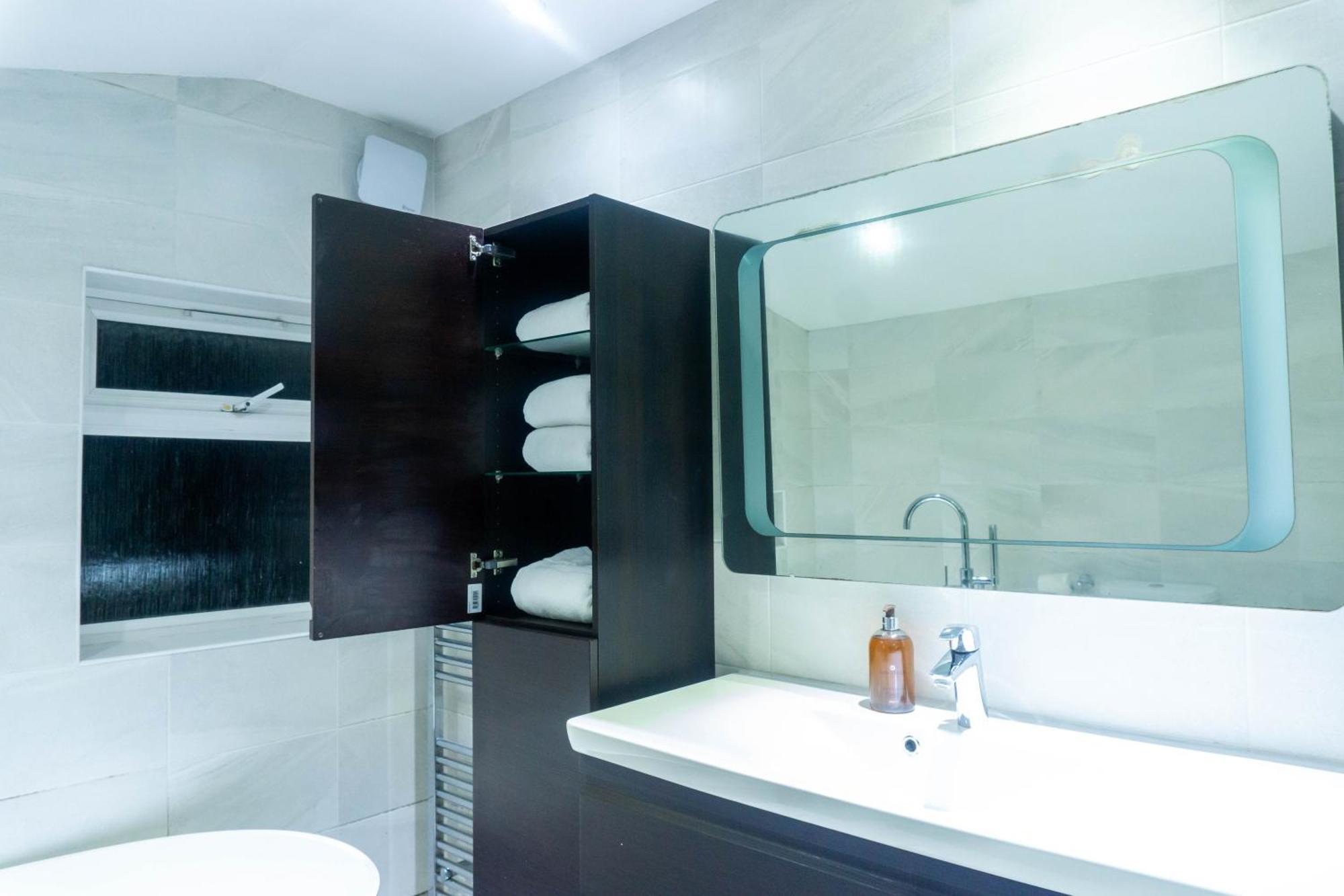 Modern, Cozy 3-bed House In Perfect For Families, Contractors And Groups! * Londres
